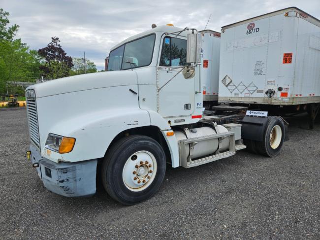 2000-Freightliner-FLD112-single-axle