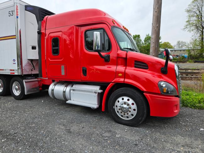 2016-Freightliner-Cascadia-125-mid