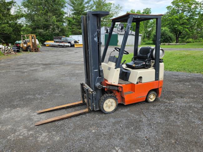 Nice-clean-Nissan-3,500-LB-forklift