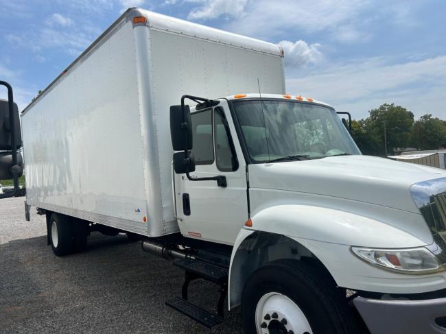 2017-IH-4300-81,253-miles.-26-foot