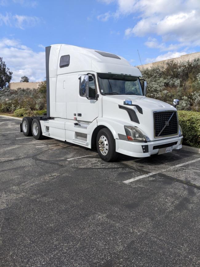 Clean-Volvo-Tractor-with-Cummins