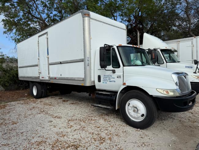 2004-International-box-truck-with