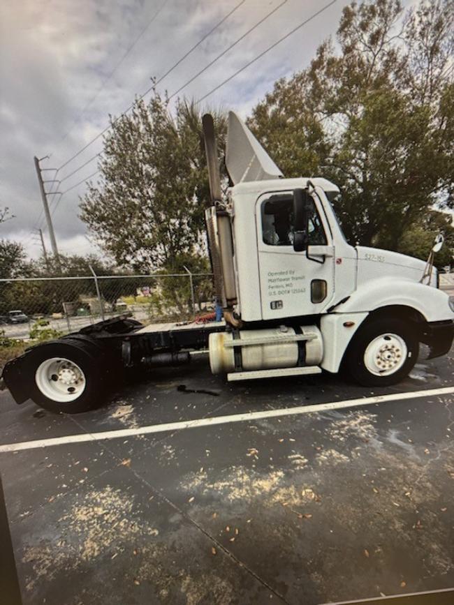 2006-Freightliner-Columbia-Day-cab,